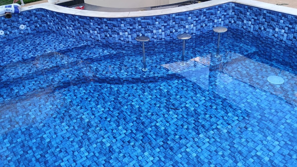 Piscina com Bar Molhado e Banquetas Submersas